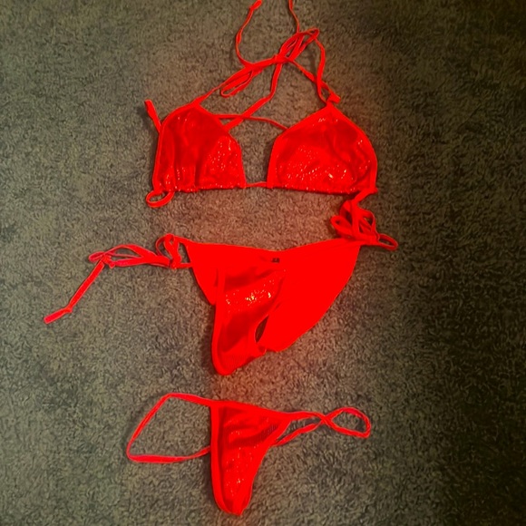 Red sparkly bikini - Picture 1 of 2
